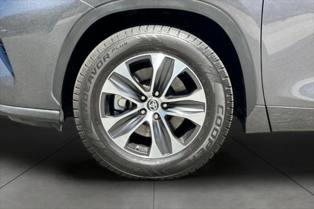 used 2022 Toyota Highlander car, priced at $33,294