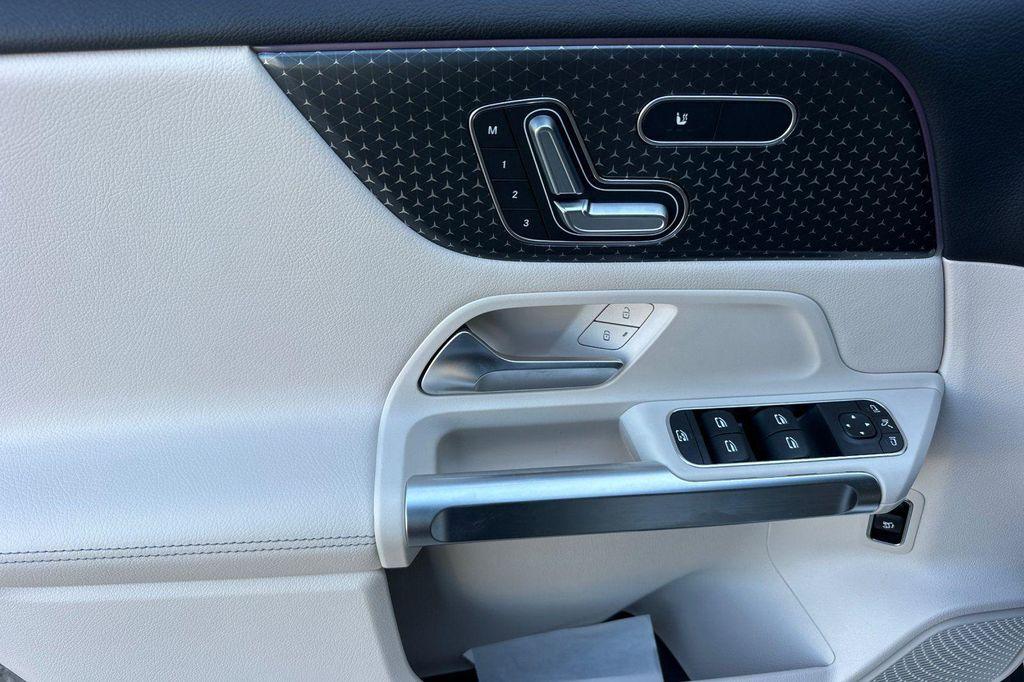 new 2025 Mercedes-Benz GLB 250 car, priced at $41,016