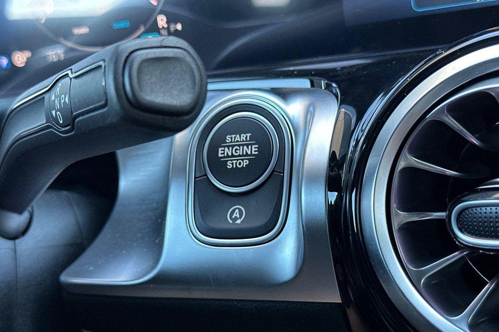 new 2025 Mercedes-Benz GLB 250 car, priced at $41,016