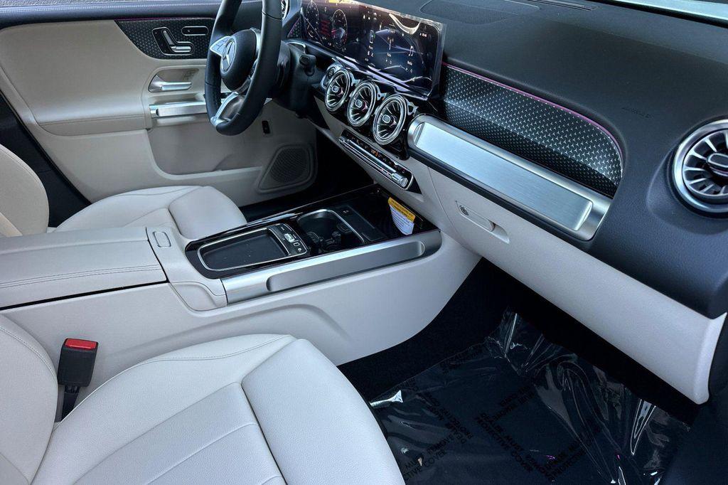 new 2025 Mercedes-Benz GLB 250 car, priced at $41,016