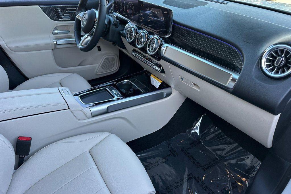 new 2025 Mercedes-Benz GLB 250 car, priced at $41,016