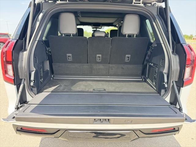 new 2025 Ford Expedition car, priced at $84,040