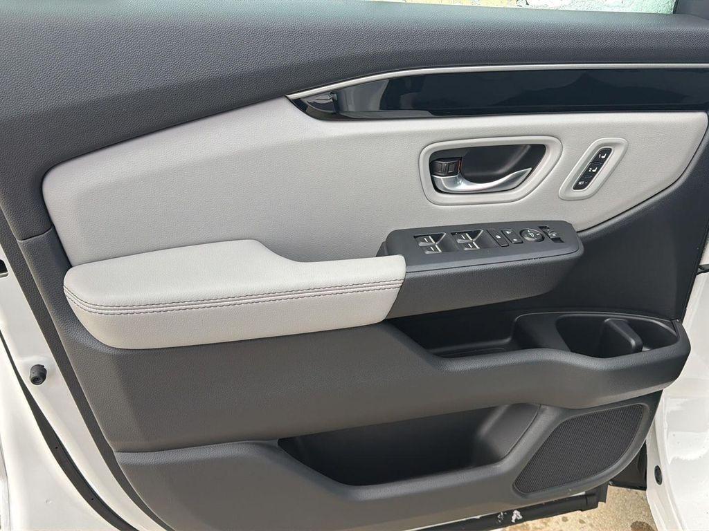 new 2025 Honda Pilot car, priced at $48,379