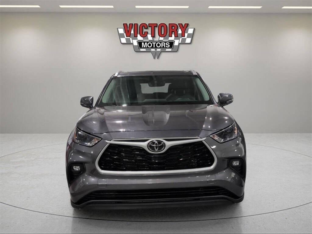 used 2022 Toyota Highlander car, priced at $32,681