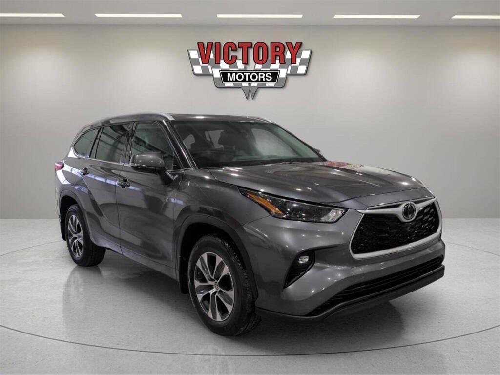 used 2022 Toyota Highlander car, priced at $32,681