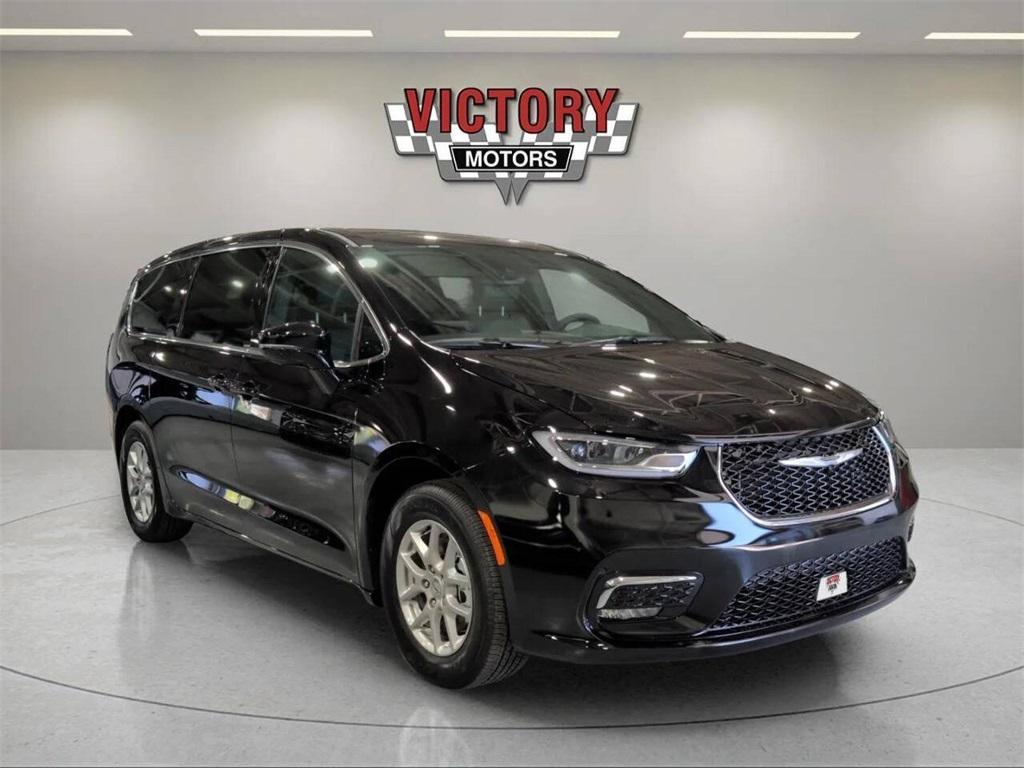 used 2025 Chrysler Pacifica car, priced at $34,781