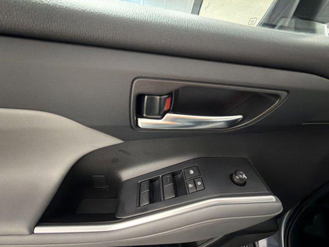 used 2022 Toyota Highlander car, priced at $37,500