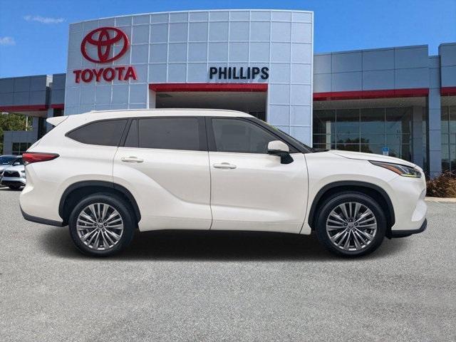 used 2021 Toyota Highlander car, priced at $34,332