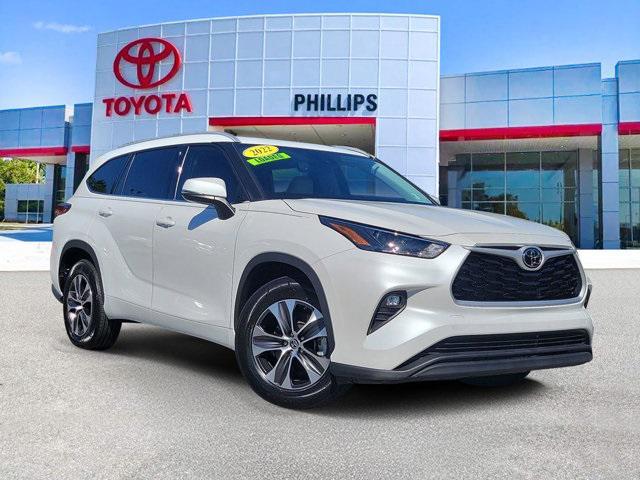 used 2022 Toyota Highlander car, priced at $31,900