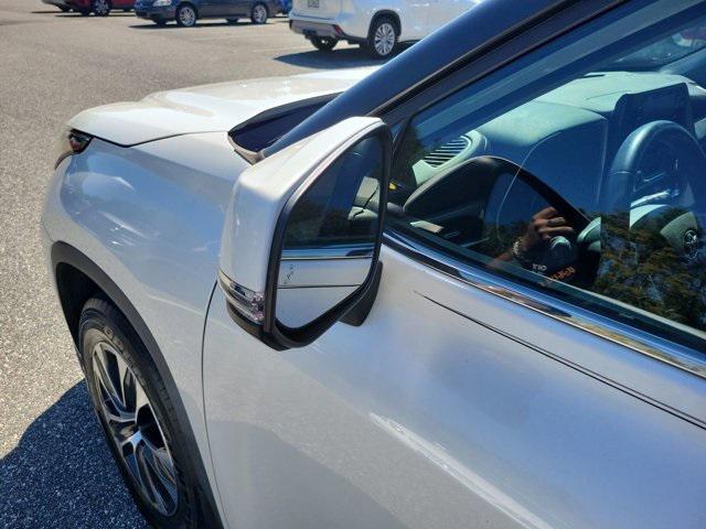 used 2021 Toyota Highlander car, priced at $32,998