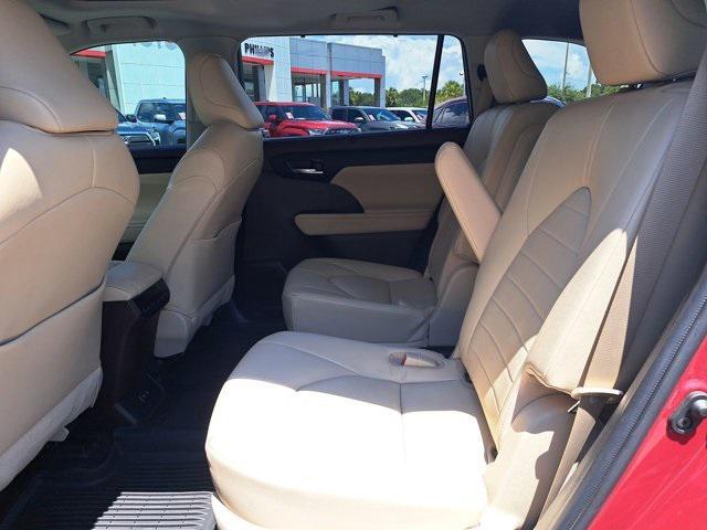 used 2022 Toyota Highlander car, priced at $35,997