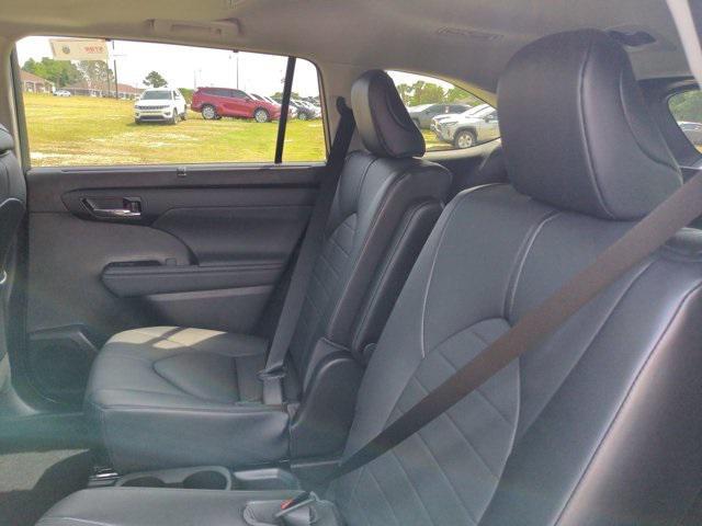 used 2021 Toyota Highlander Hybrid car, priced at $35,996
