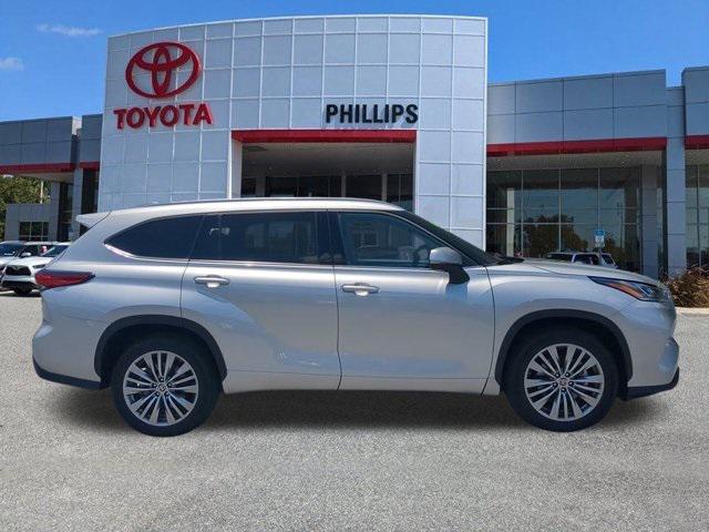 used 2021 Toyota Highlander car, priced at $41,996