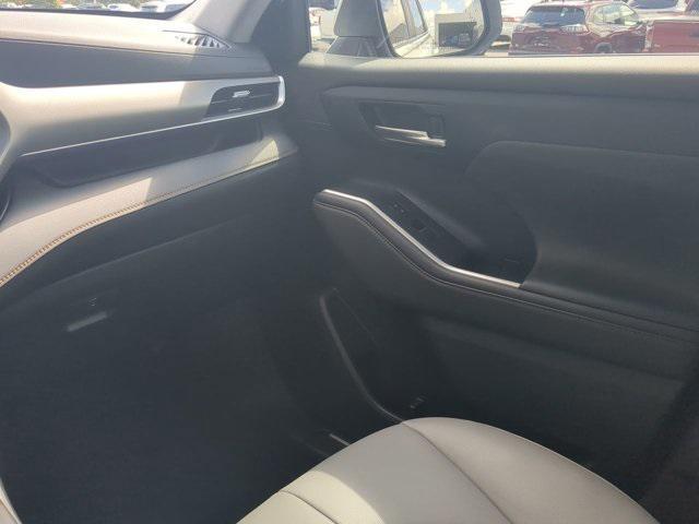 used 2023 Toyota Highlander Hybrid car, priced at $43,995