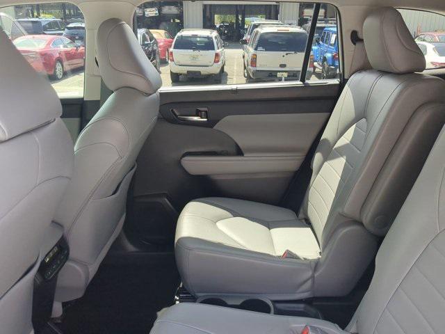 used 2022 Toyota Highlander Hybrid car, priced at $39,999