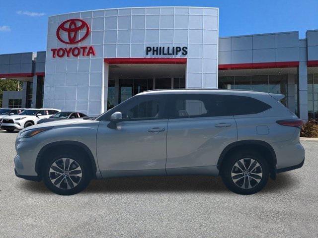used 2022 Toyota Highlander Hybrid car, priced at $39,999