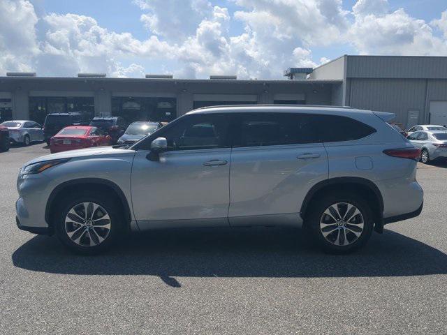 used 2022 Toyota Highlander Hybrid car, priced at $39,999