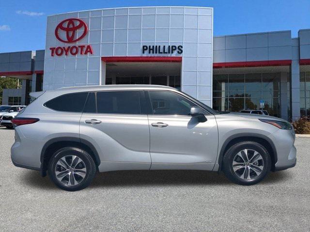 used 2022 Toyota Highlander Hybrid car, priced at $39,999