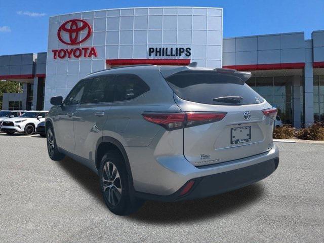 used 2022 Toyota Highlander Hybrid car, priced at $39,999