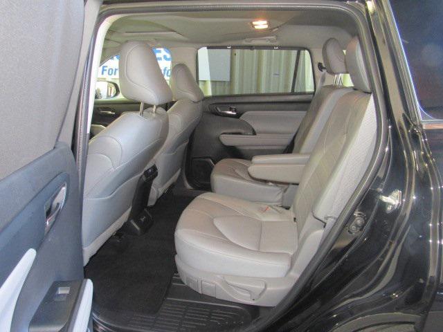 used 2022 Toyota Highlander car, priced at $38,994