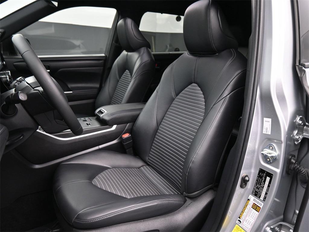 used 2024 Toyota Highlander car, priced at $39,000