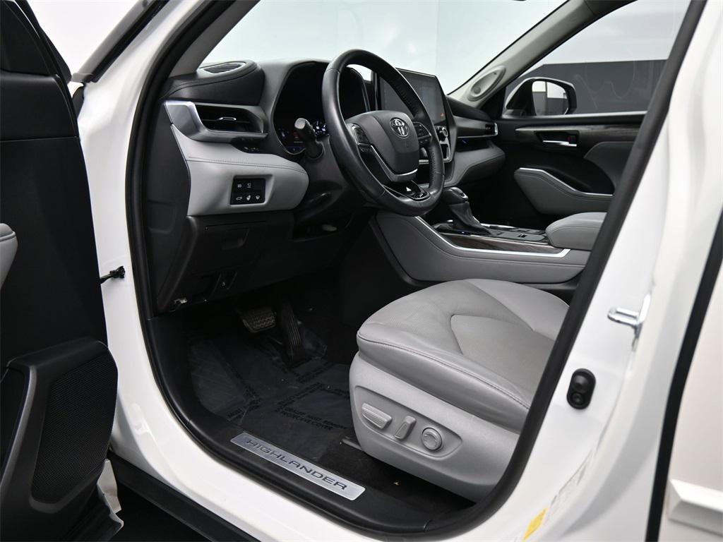 used 2021 Toyota Highlander car, priced at $33,000