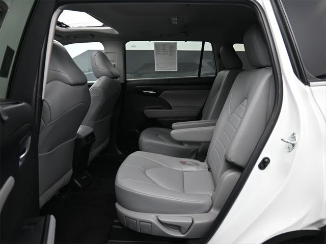 used 2022 Toyota Highlander car, priced at $37,553