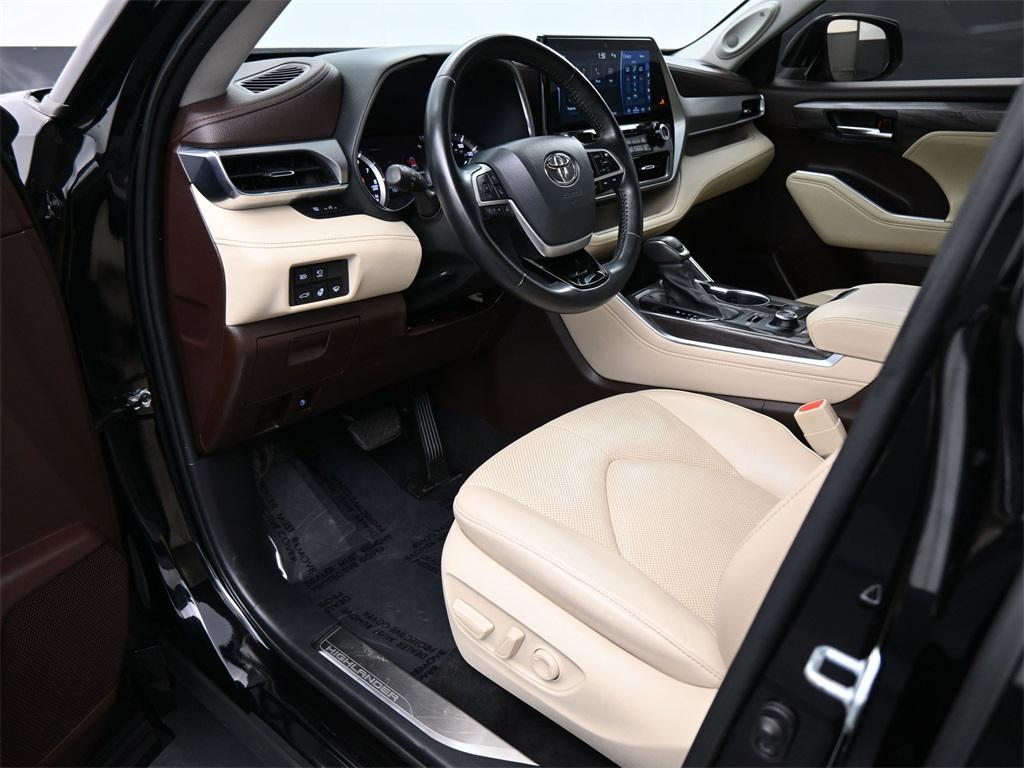 used 2022 Toyota Highlander car, priced at $38,500