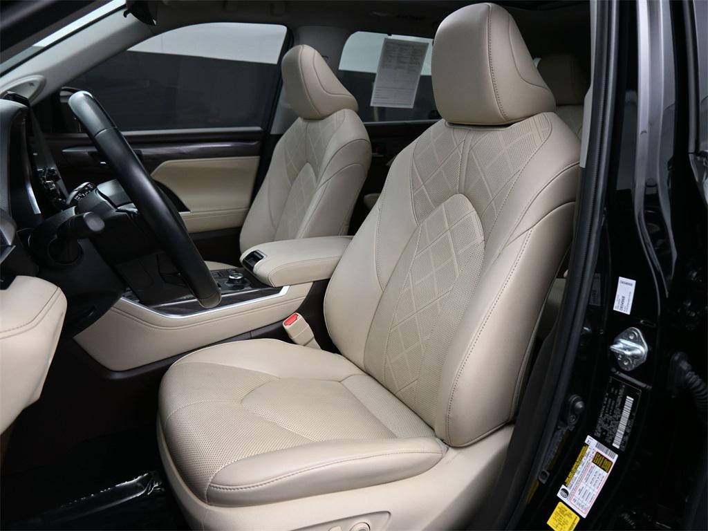 used 2022 Toyota Highlander car, priced at $38,500