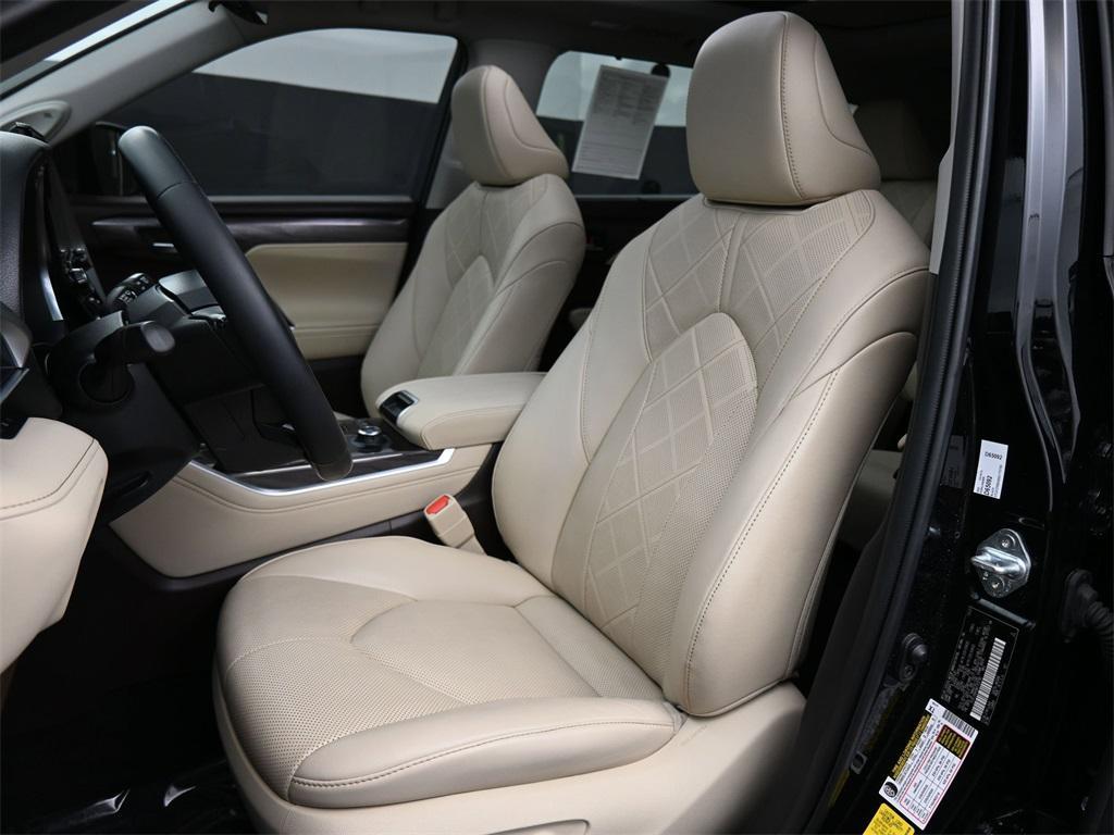 used 2022 Toyota Highlander car, priced at $38,500
