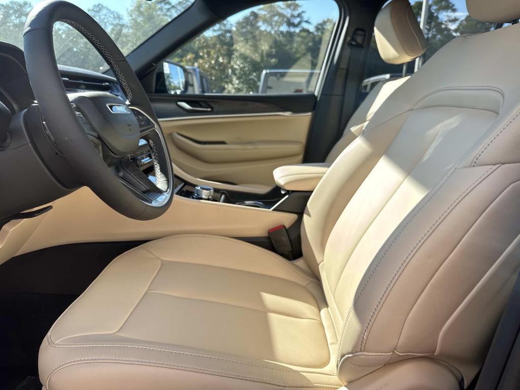 new 2025 Jeep Grand Cherokee car, priced at $46,120