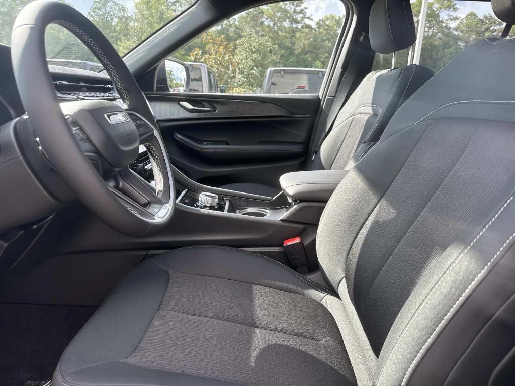 new 2025 Jeep Grand Cherokee car, priced at $38,375