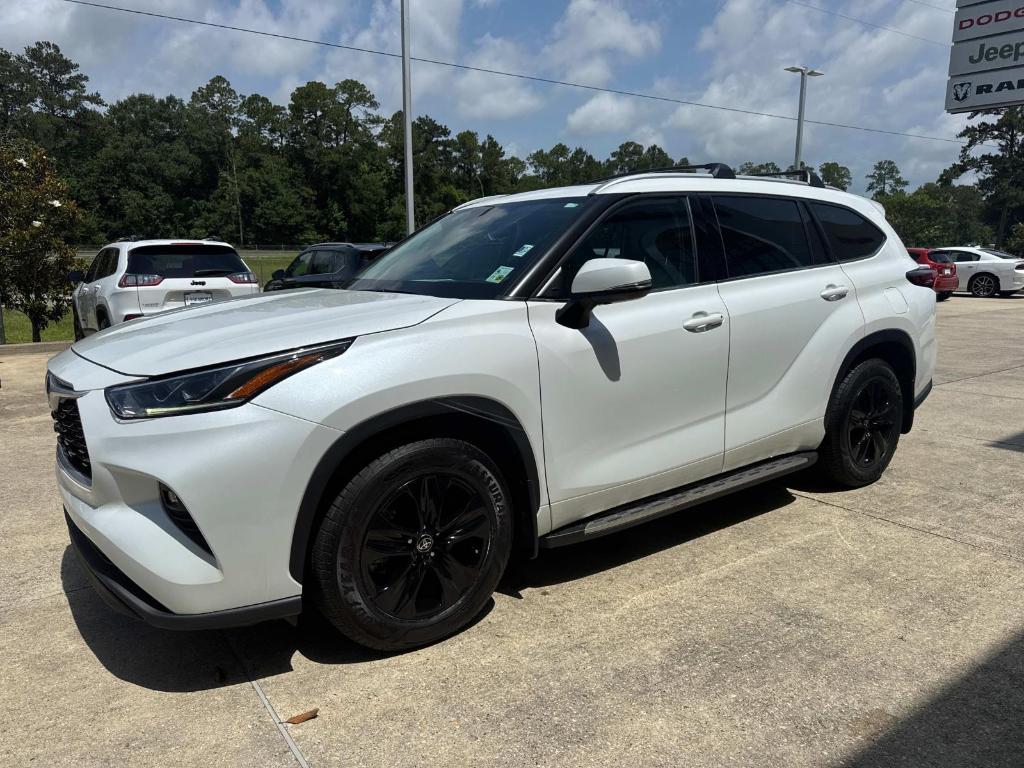 used 2022 Toyota Highlander Hybrid car, priced at $35,700
