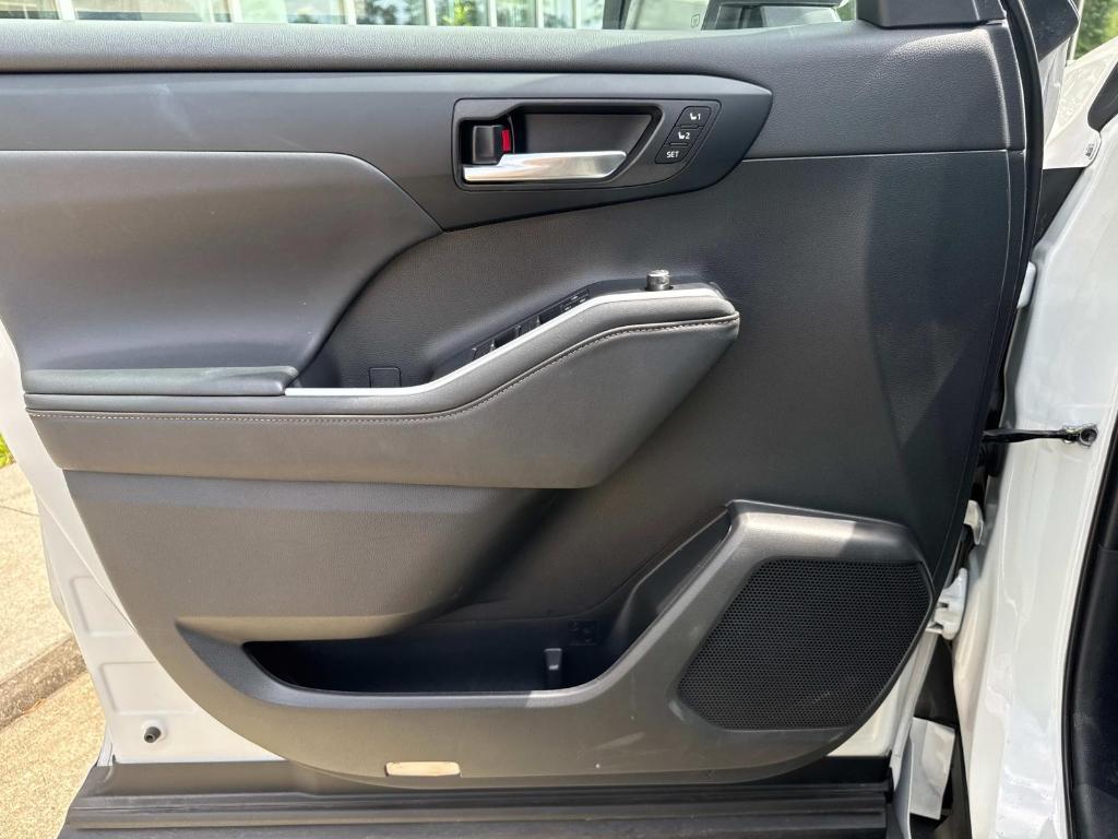 used 2022 Toyota Highlander Hybrid car, priced at $35,700