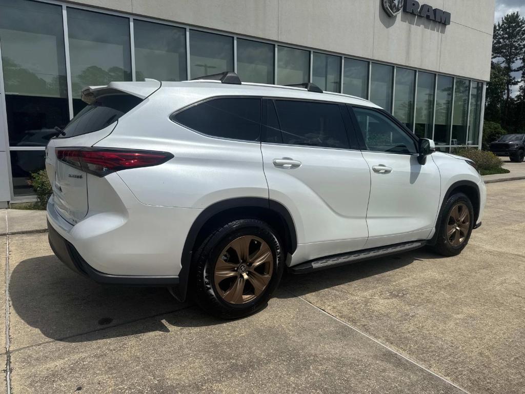 used 2022 Toyota Highlander Hybrid car, priced at $35,700