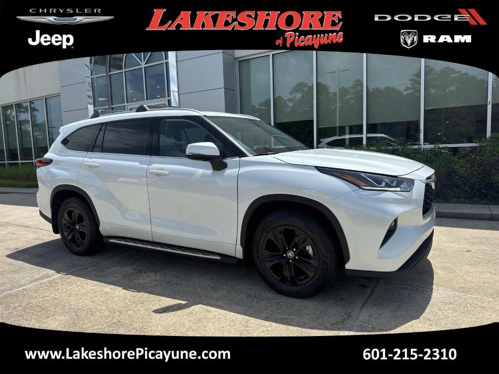 used 2022 Toyota Highlander Hybrid car, priced at $35,700