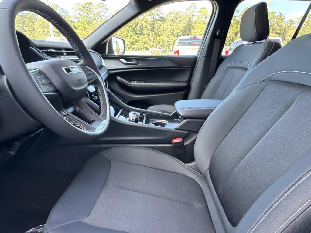 new 2025 Jeep Grand Cherokee car, priced at $36,875