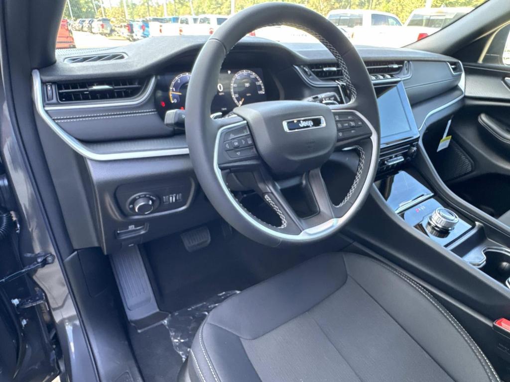 new 2025 Jeep Grand Cherokee car, priced at $36,875