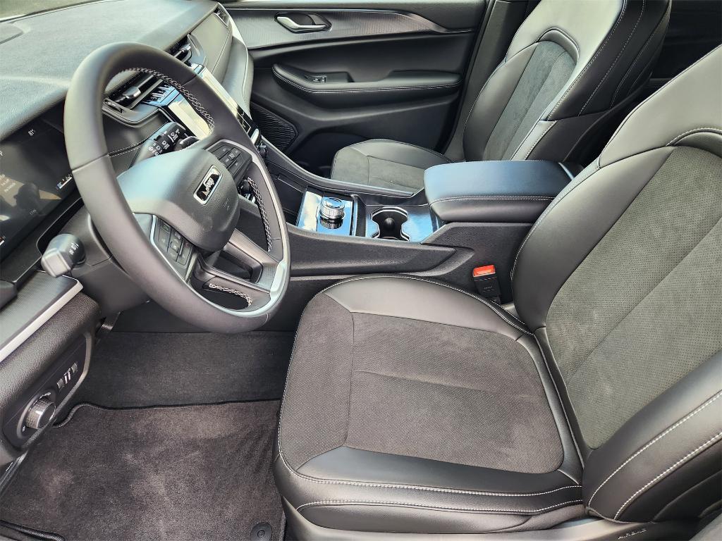 new 2025 Jeep Grand Cherokee car, priced at $41,999