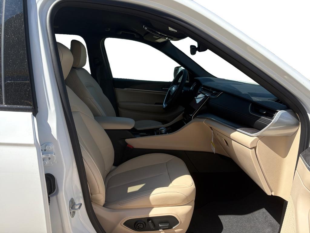new 2025 Jeep Grand Cherokee car, priced at $42,243