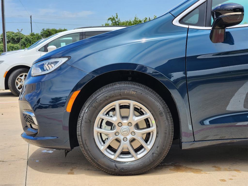 new 2025 Chrysler Pacifica car, priced at $38,652