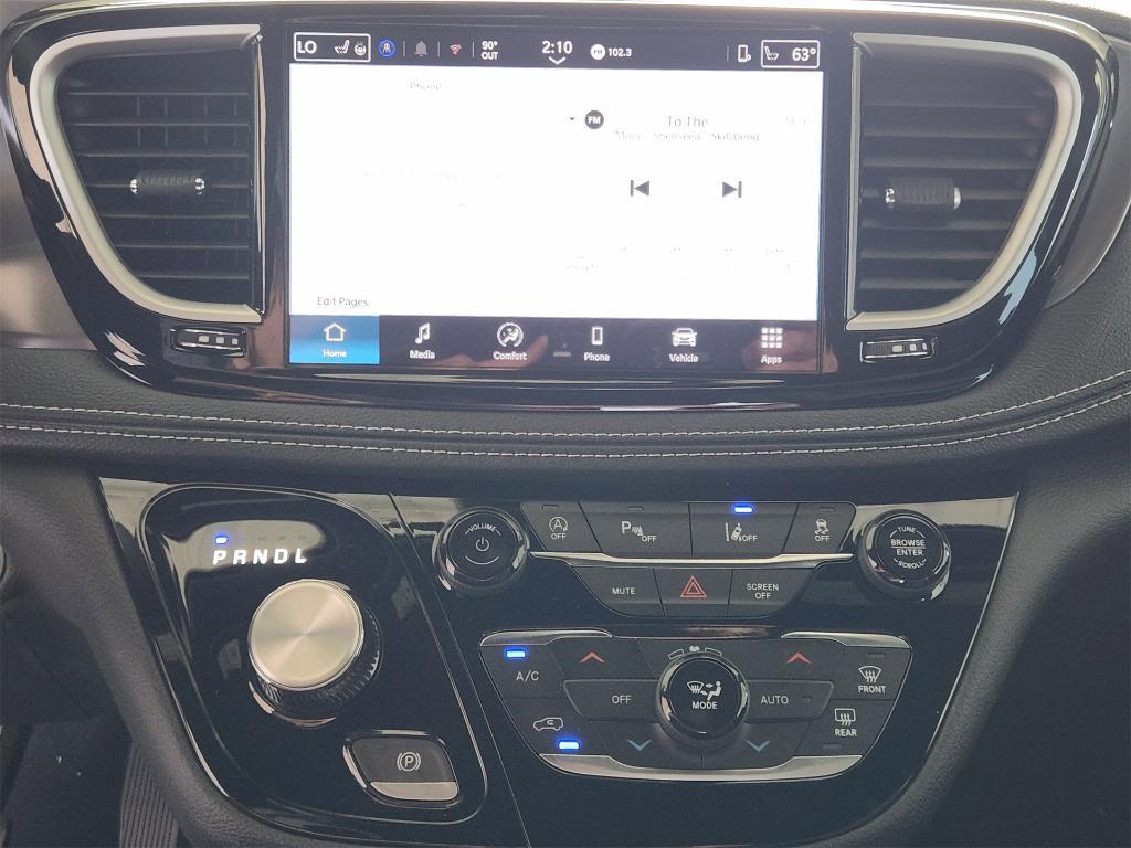new 2025 Chrysler Pacifica car, priced at $38,652