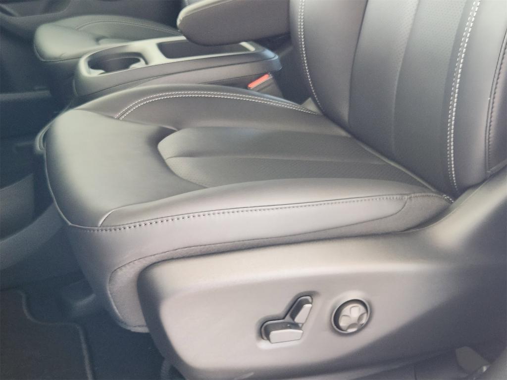 new 2025 Chrysler Pacifica car, priced at $38,652