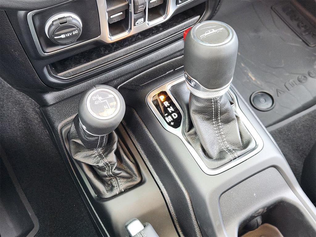 new 2025 Jeep Gladiator car, priced at $41,426