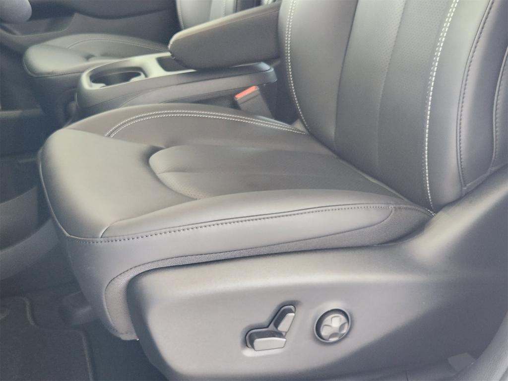 new 2025 Chrysler Pacifica car, priced at $38,196