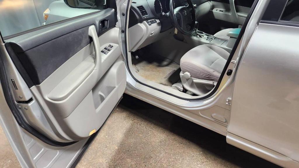 used 2008 Toyota Highlander car, priced at $9,995