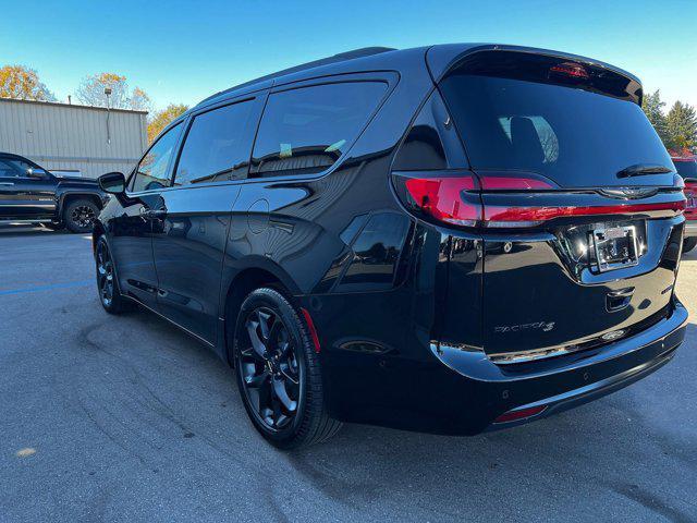 new 2025 Chrysler Pacifica car, priced at $45,407