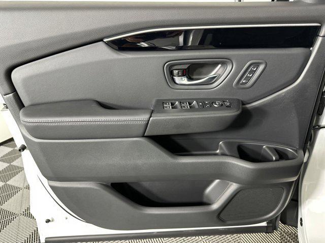 new 2025 Honda Pilot car, priced at $45,701