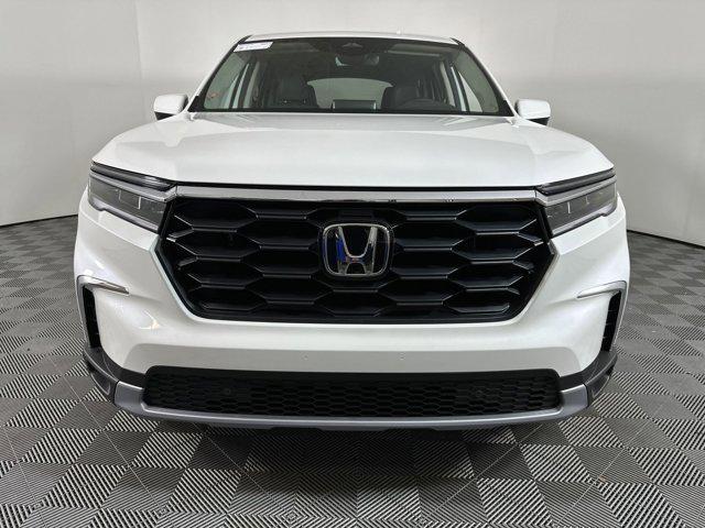 new 2025 Honda Pilot car, priced at $45,701
