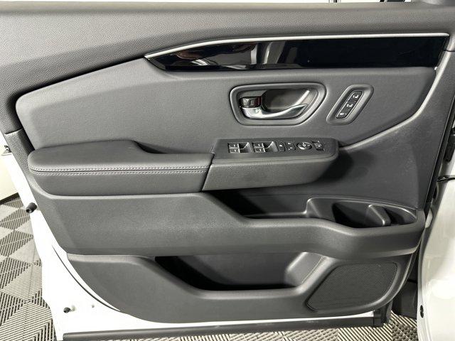 new 2025 Honda Pilot car, priced at $45,701